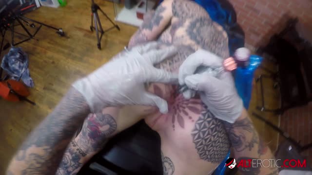 Amber Luke Pays Her Ass Tattoo With Her Pussy