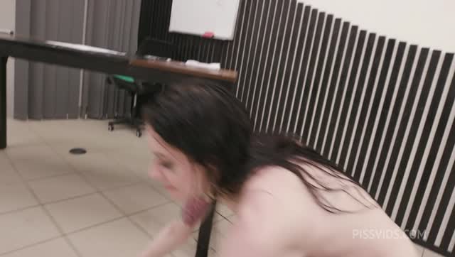 Teacher Wet: Anna de Ville Turns Spider Lesson Into Wild 5 TAP, DAP Pee Shower To Reward Her Favorite Students